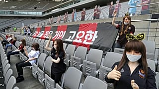 Tribünlere şişme kadın koyduğu iddia edilen futbol kulübü özür diledi