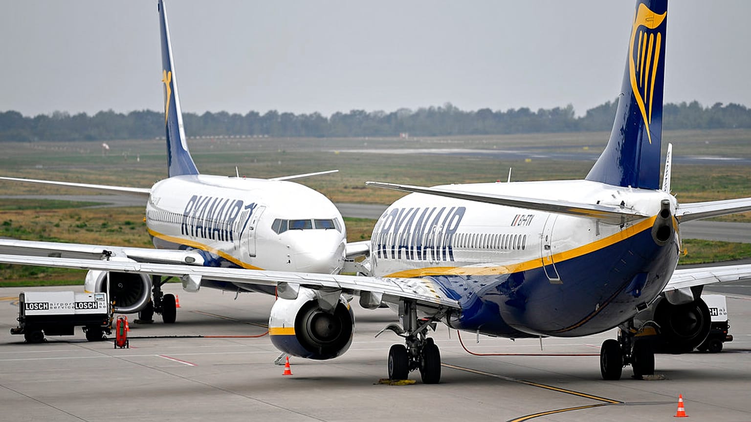 Ryanair repülőgépek állnak egymással szemben a németországi Weeze repülőterén 2018. szeptember 12-én