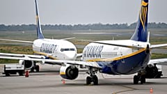 Ryanair repülőgépek állnak egymással szemben a németországi Weeze repülőterén 2018. szeptember 12-én