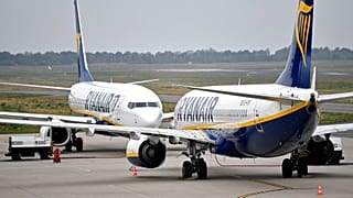 Ryanair repülőgépek állnak egymással szemben a németországi Weeze repülőterén 2018. szeptember 12-én