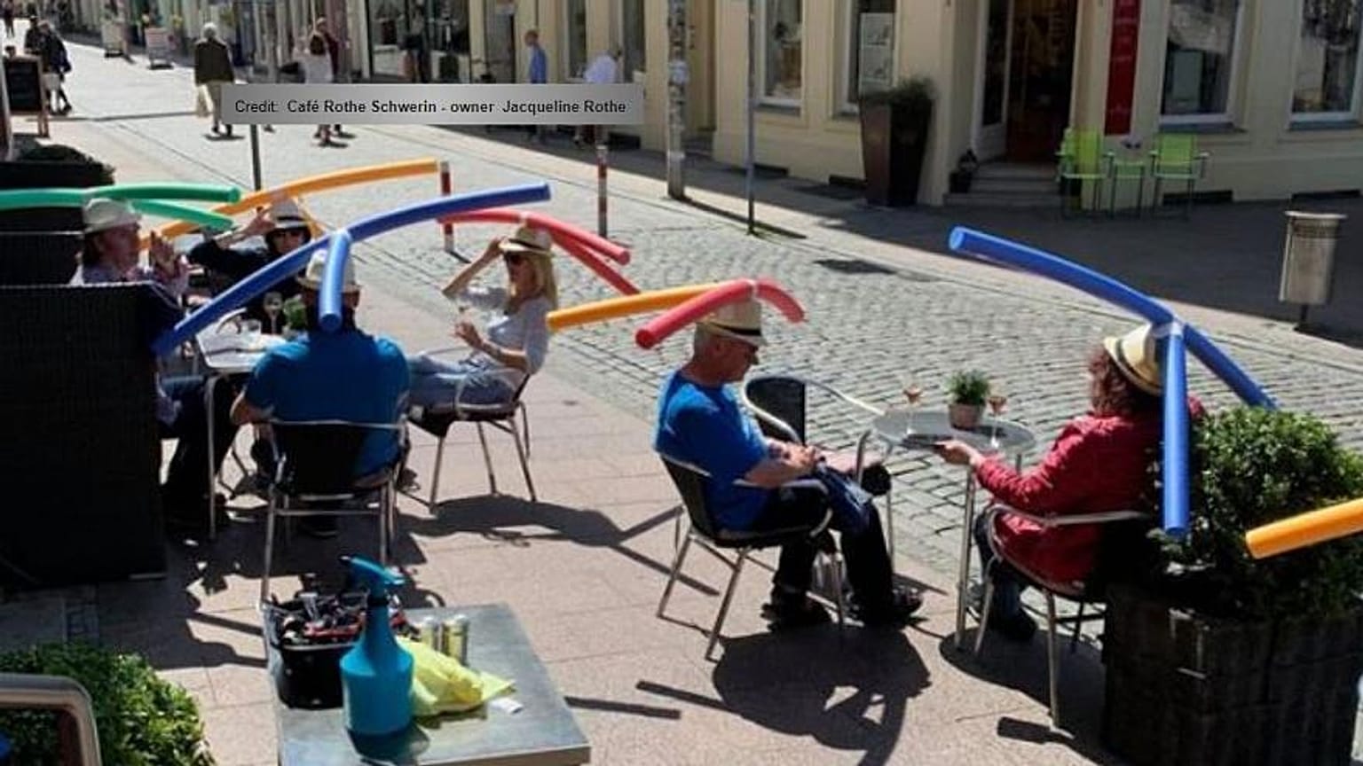 Germania, galleggianti in testa ai clienti per mantenere le distanze al bar
