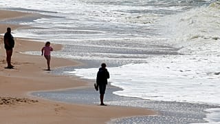 Covid-19 önlemleri: Kısıtlamaları gevşeten ülkelerde plajlar hangi kurallarla açıldı?