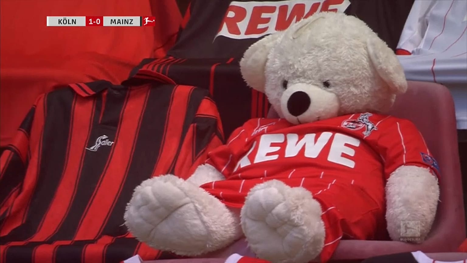 Papírmasé szurkolók a Bundesliga-meccsen