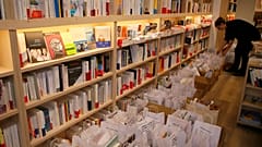 Szállításra váró csomagok egy franciaországi könyvesboltban
