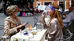 Cafés em Roma voltaram hoje a receber clientes 