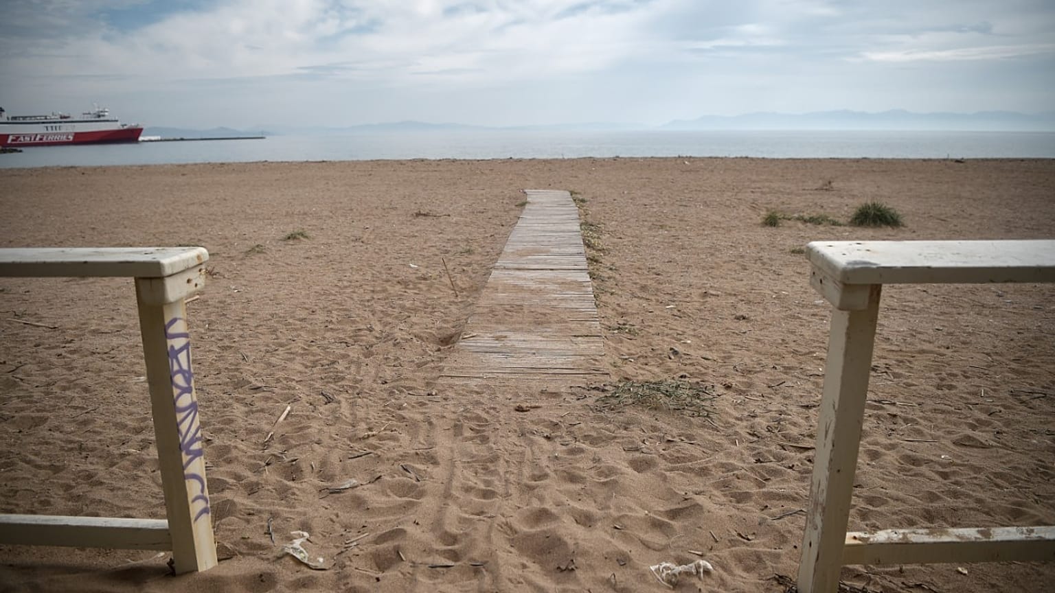 Une plage alors fermée en Grèce le 29 avril 2020