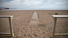 Une plage alors fermée en Grèce le 29 avril 2020