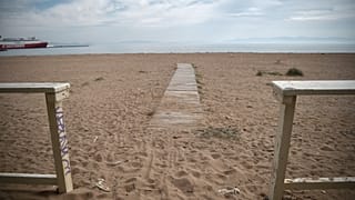 Une plage alors fermée en Grèce le 29 avril 2020