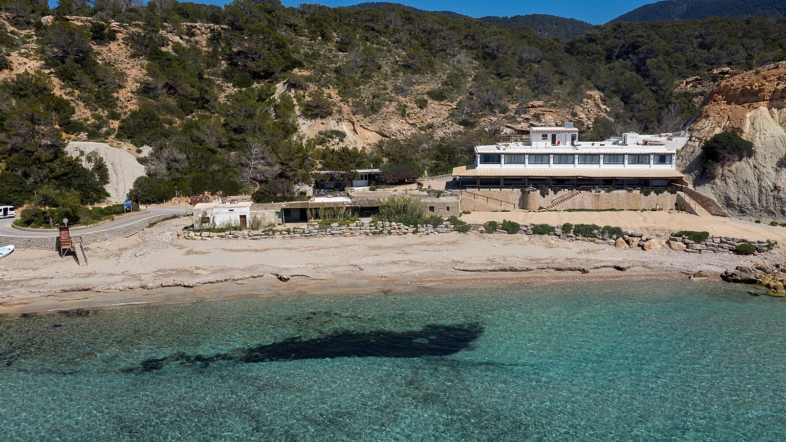 Üres strand Ibizán