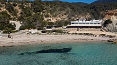 Üres strand Ibizán