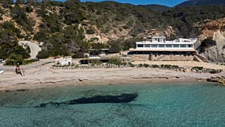 Üres strand Ibizán