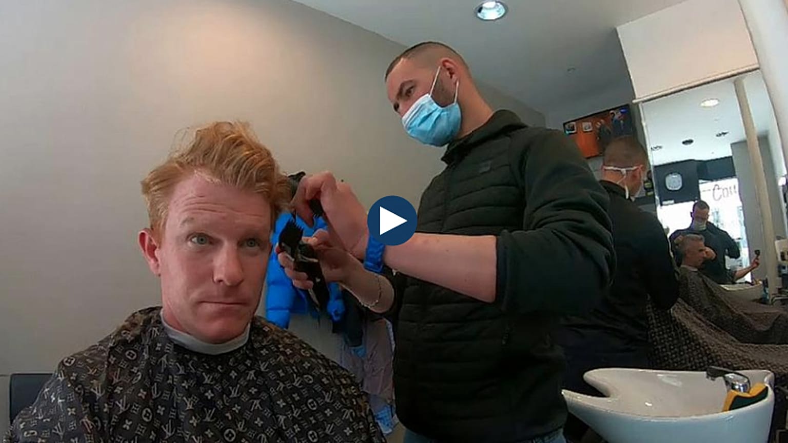 Covid-19, un londinese può tagliarsi i capelli a Parigi ma non a Londra