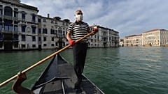 Venedig: Erste Gondoliere wagen sich auch ohne Touristen wieder aufs Wasser