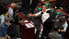 Escaramuças no parlamento de Hong Kong