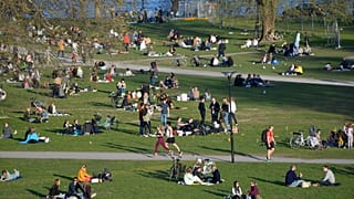İsveç'te koronavirüse rağmen halk nisan ayında parklardaydı