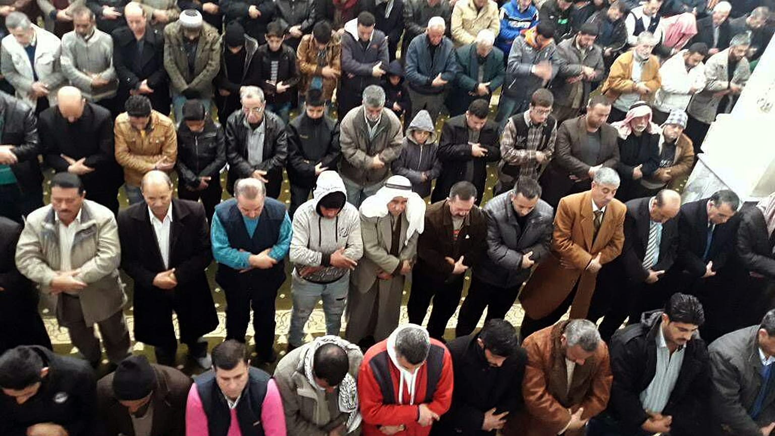فيروس كورونا يجبر مساجد سوريا على تعليق صلاة عيد الفطر