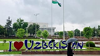 Özbekçe'nin kamu hizmetlerinde zorunlu hale getirilmesini eleştiren Rusya'ya tepki