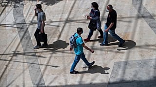 Vásárlók a budapesti Allee-ban 