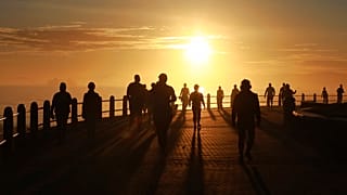 Güney Afrika'nın Cape Town kentinde güneşin doğuşuyla birlikte spor yapan insanlar 