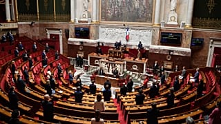 حزب ماكرون يخسر غالبيته المطلقة في البرلمان الفرنسي بعد تشكيل كتلة جديدة