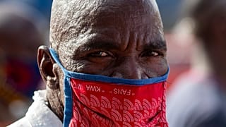 Um homem proteje-se da epidemia em Tembisa, Joanesburgo, África do Sul