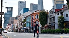 Un hombre con una mascarilla cruza la calle en el distrito de Chinatown de Singapur el martes 12 de mayo de 2020.