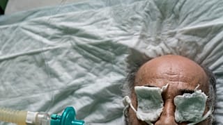 Dans un hôpital d'Ukraine, plongée dans la guerre de tranchées du coronavirus