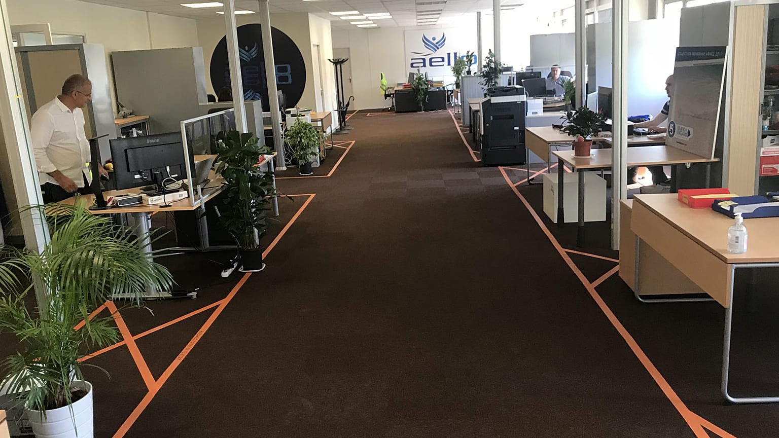 Les bureaux en open space ont dû s’adapter pour faire face à la pandémie de Covid-19, comme ici chez alleo, près de Lyon.