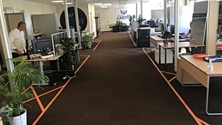 Les bureaux en open space ont dû s’adapter pour faire face à la pandémie de Covid-19, comme ici chez alleo, près de Lyon.