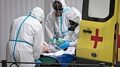Медики доставили нового пациента в больницу для заразившихся коронавирусом.