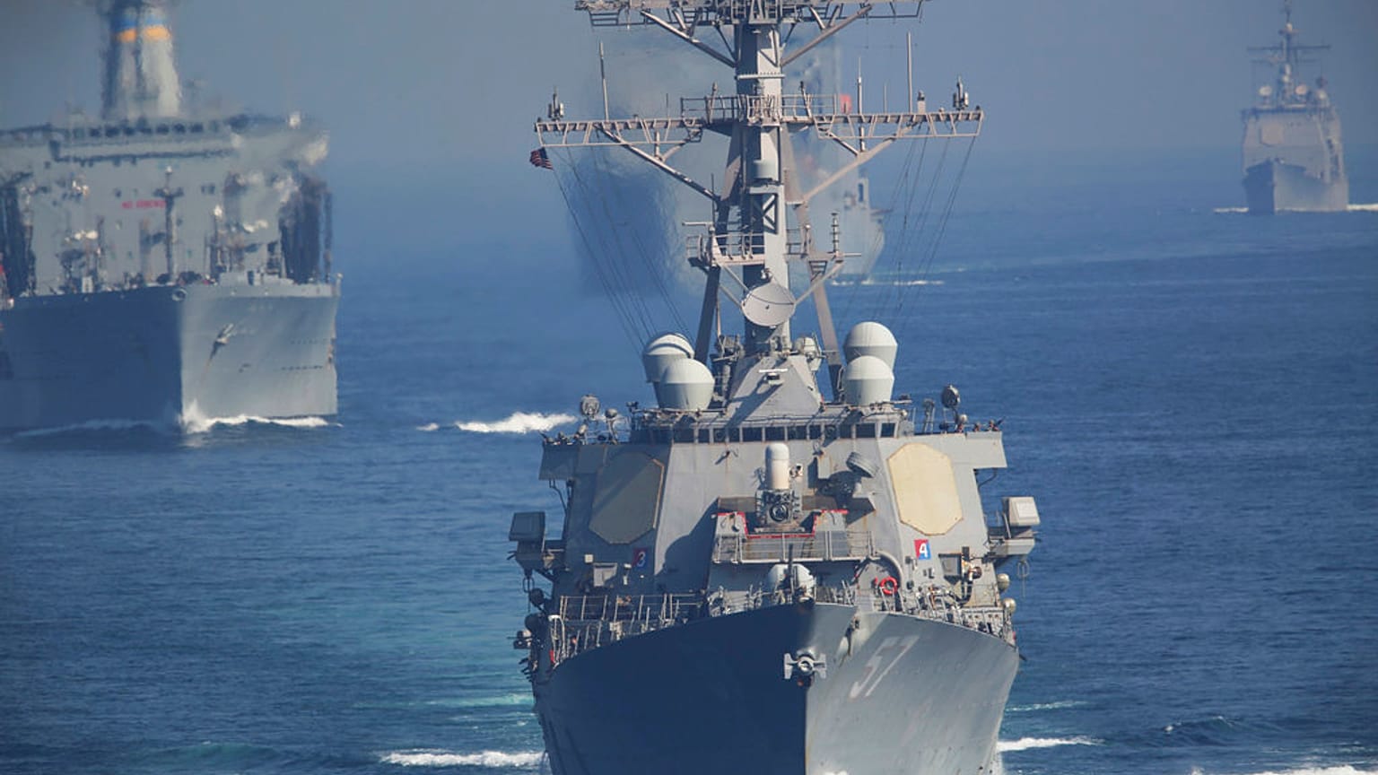 عکس تزیینی است؛ ناو USS Mitscher آمریکا در خلیج فارس، سال ۲۰۱۸ میلادی