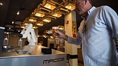 Roboter-Barmann serviert Bier