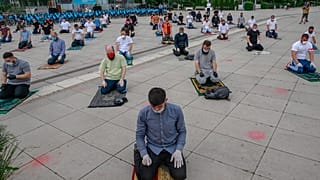 Gläubige auf dem Skanderbeg-Platz in Pristina beim Gebet