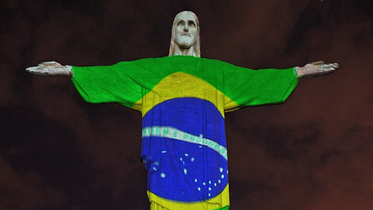 Rio de Janeiro reabre bares e restaurantes em plena crise pandémica