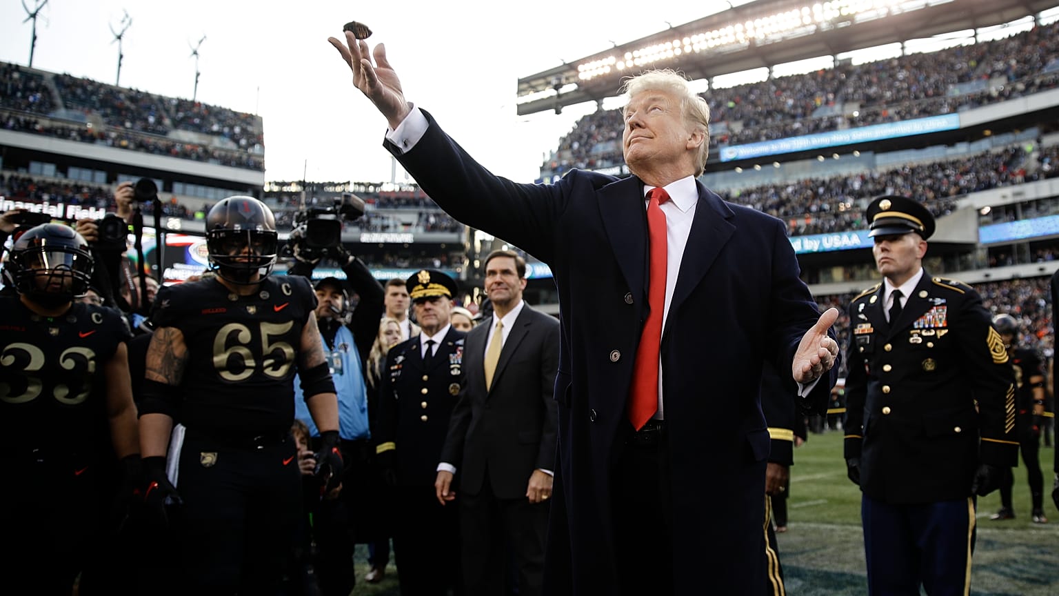 ABD Başkanı Donald Trump yazı-tura atarken