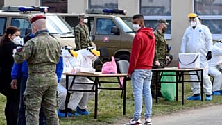 مقيم من قرية جاروفنيس شرقي سلوفاكيا يخضع لاختبار كوفيد-19 - 2020/04/03 