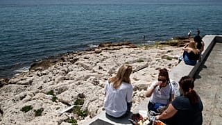 В ЕС постепенно вводится практика "динамичных пляжей", где больше простора и бельше дезинфекции
