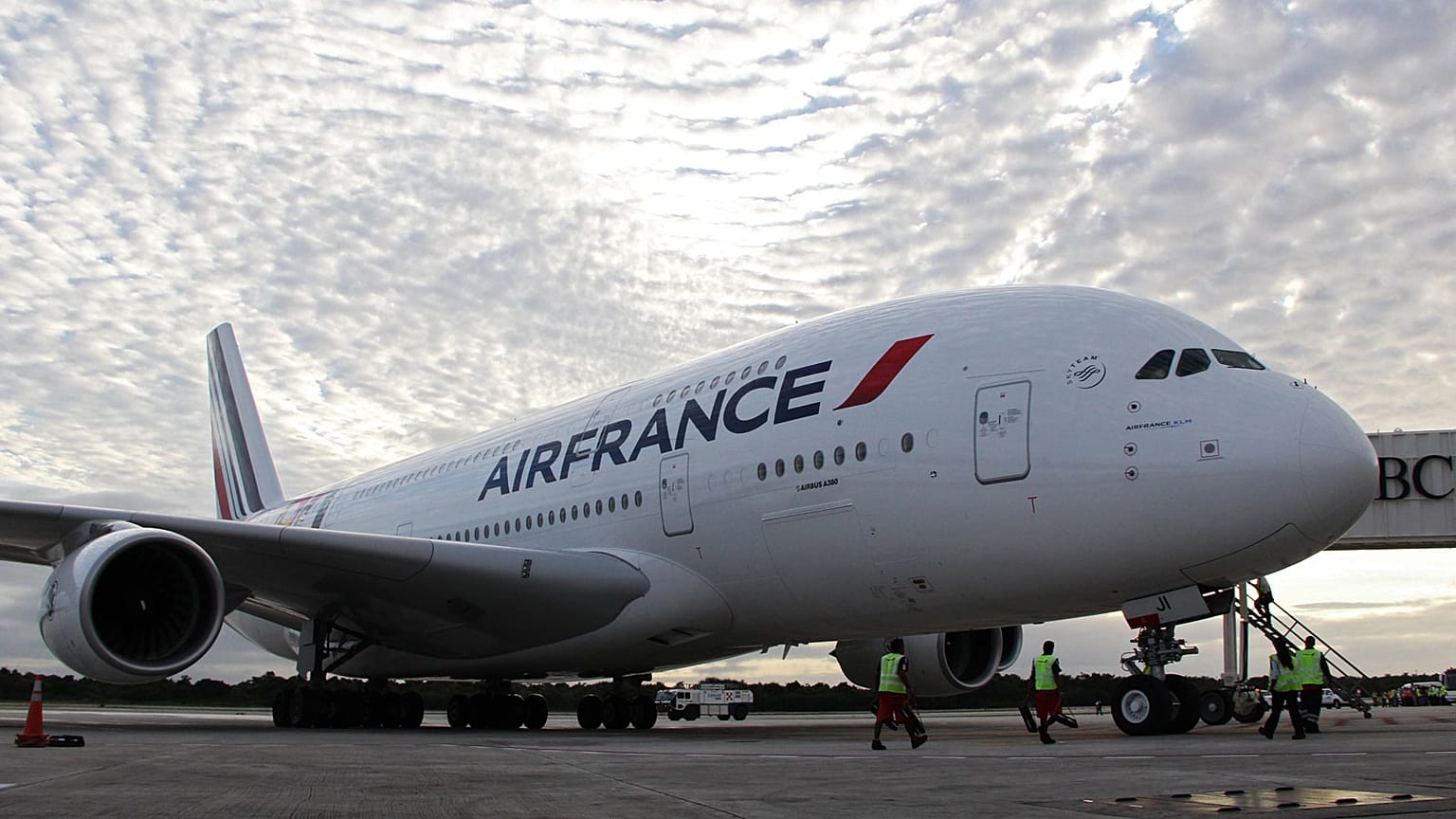 Un Airbus A380 sur le tarmac de l'aéroport de Cancún au Mexique, le 27 novembre 2013.