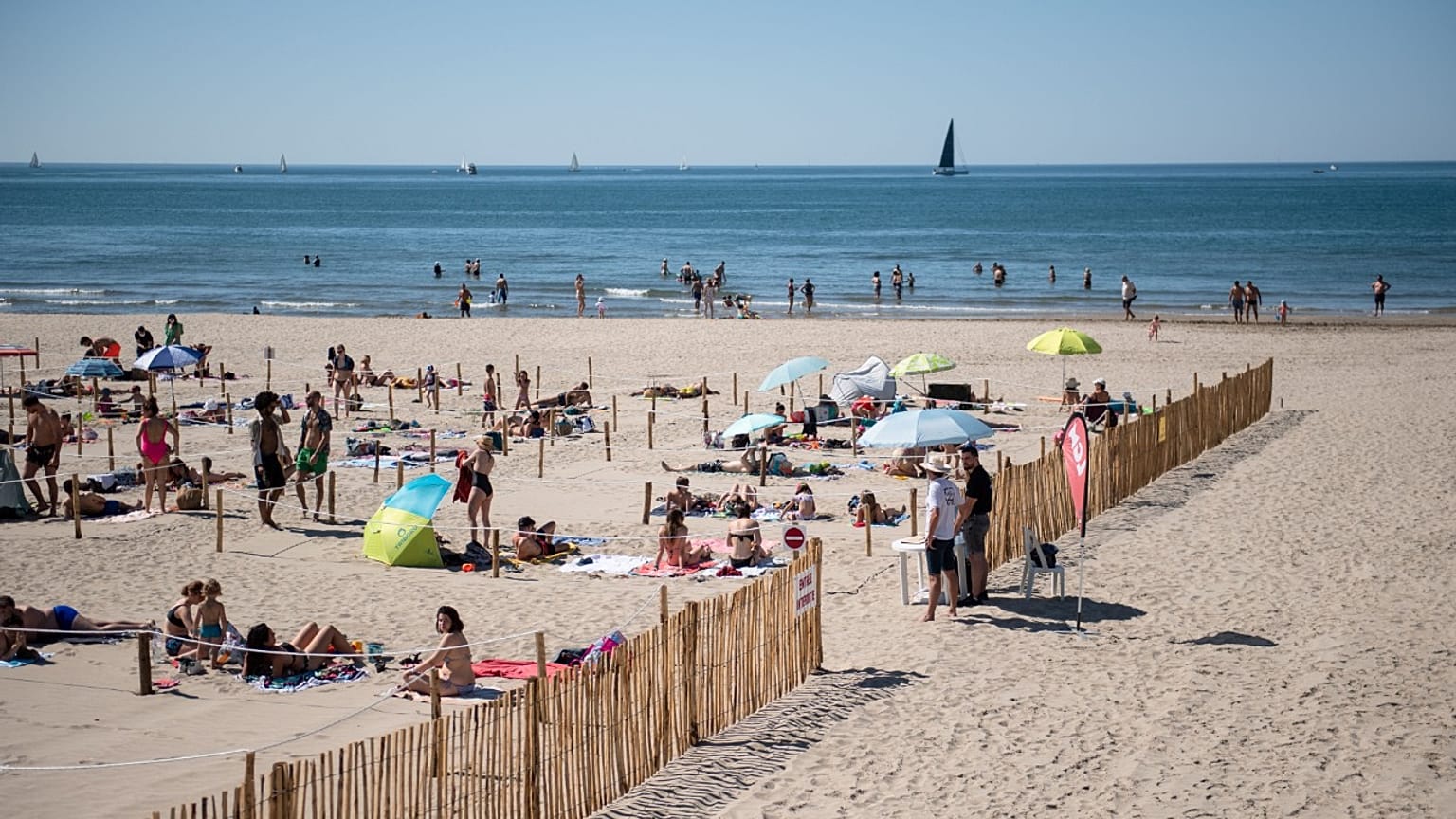 La plage de la Grande-Motte aménagée pour faire respecter les règles de distanciation physique