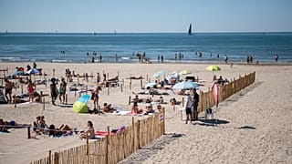 La plage de la Grande-Motte aménagée pour faire respecter les règles de distanciation physique