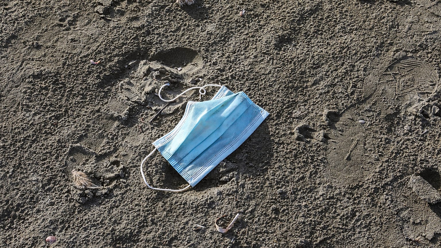 Un masque de protection jeté sur la plage de Finikoudes à Chypre, le 4 mai 2020.