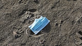 Un masque de protection jeté sur la plage de Finikoudes à Chypre, le 4 mai 2020.