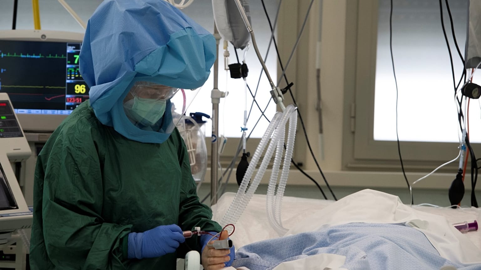 Une soignante porte un équipement de protection à l'unité de soins intensifs Tor vergata à Rome, le 12 mai