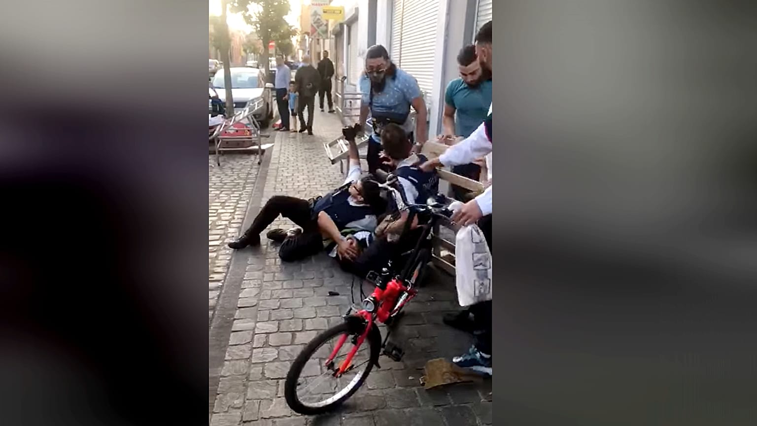 Brüksel'de polislere saldırı