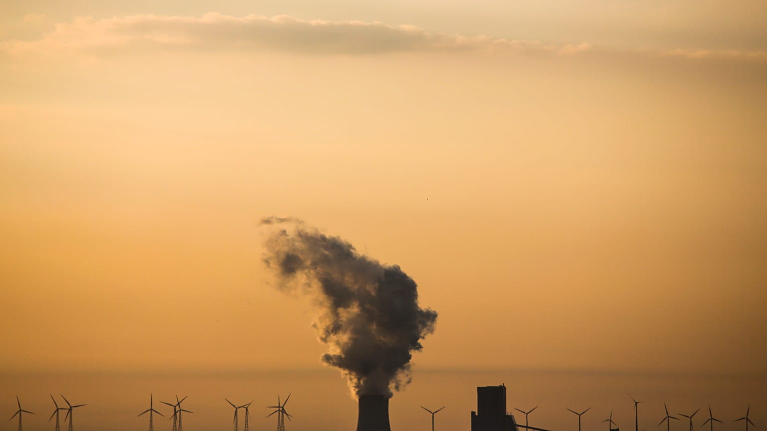 Emissioni dalla centrale a lignite di Schwarze Pumpe in Lusazia, (Lausitz) in Germania.