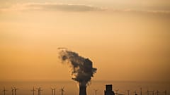 Emissioni dalla centrale a lignite di Schwarze Pumpe in Lusazia, (Lausitz) in Germania.