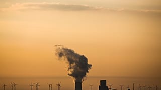 Emissioni dalla centrale a lignite di Schwarze Pumpe in Lusazia, (Lausitz) in Germania.