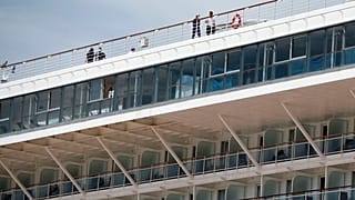 Κρουαζιερόπλοι με το πλήρωμα να φορά μάσκες