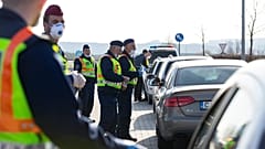Rendőrök ellenőriznek beérkező autósokat a magyar-szlovén határ közelében, az M70-es sztráda csörnyeföldi pihenőjénél 