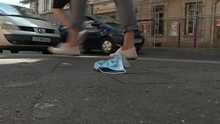 Французов учат правильно выбрасывать маски